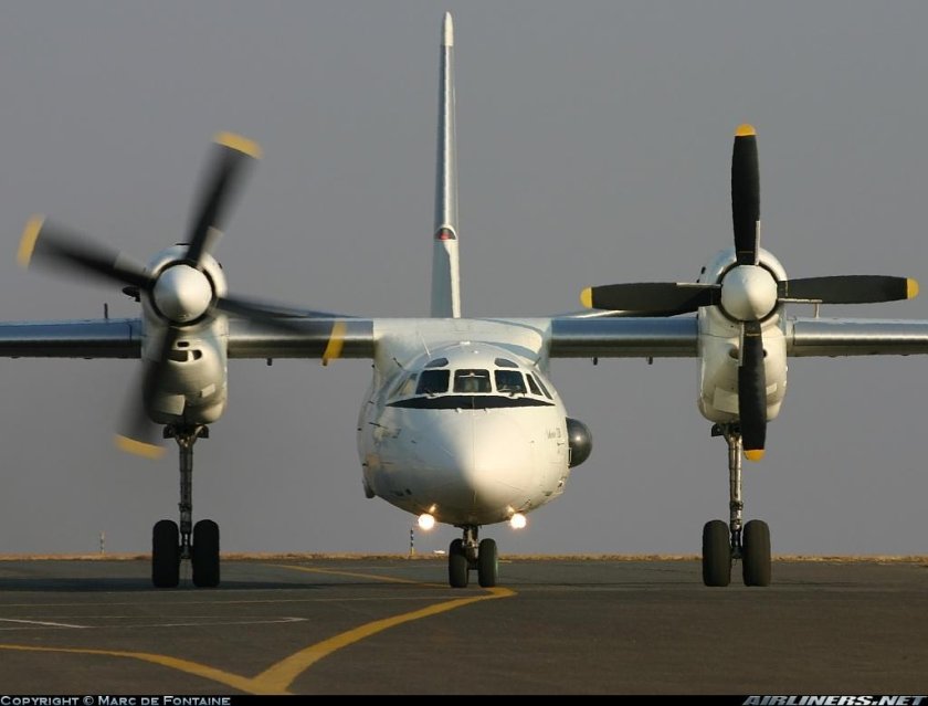 АН-32 военно-транспортный самолёт