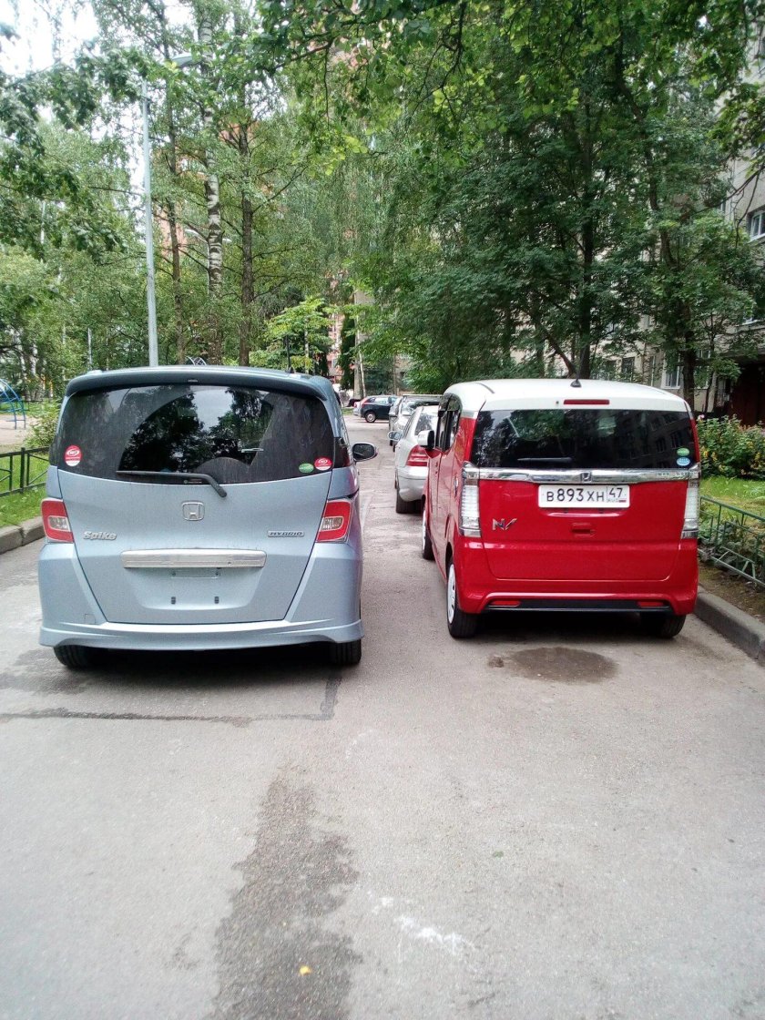 Хонда н бокс и авто рядом