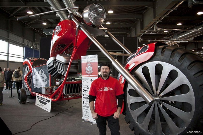 Огромный мотоцикл