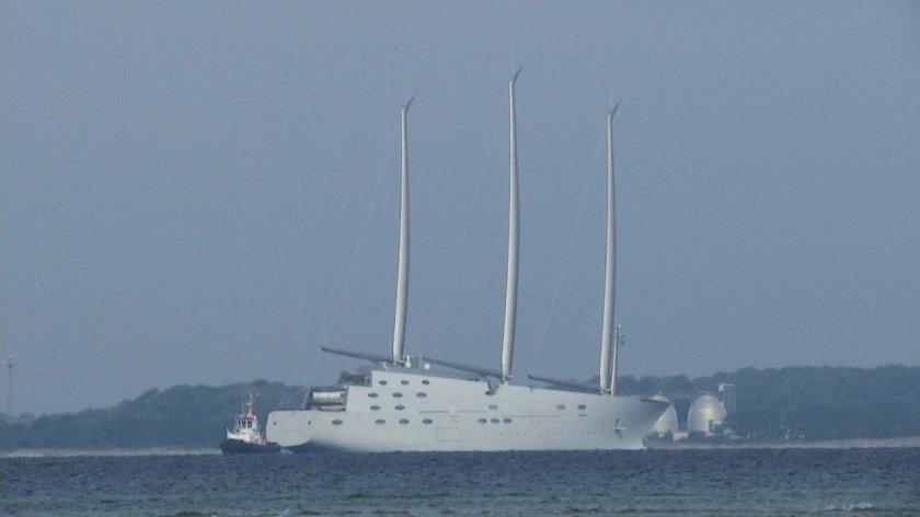 Яхта Мельниченко белая Жемчужина