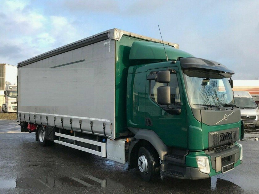 Вольво среднетоннажный грузовик