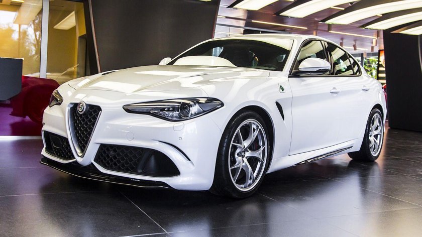 Alfa Romeo Giulia белая