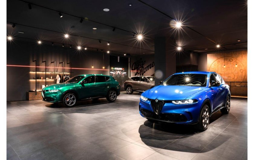 Alfa Romeo Tonale синий