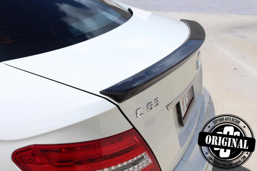 Черный спойлер на белой машине