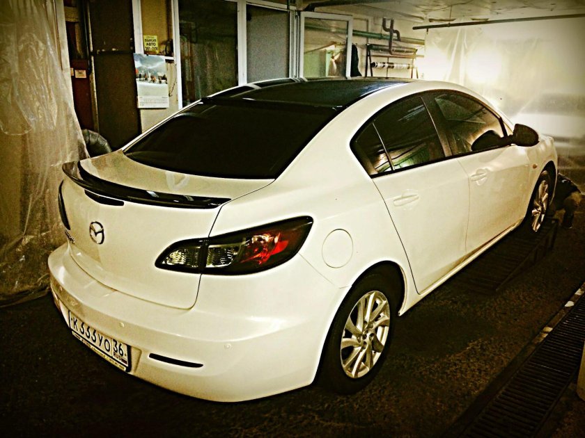 Белая Мазда 3 бл с черной крышей
