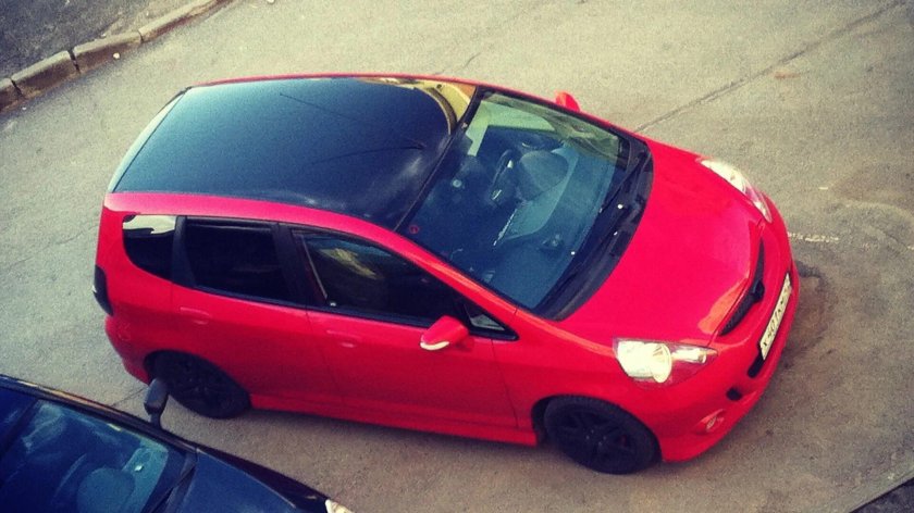 Фит с черной крышей