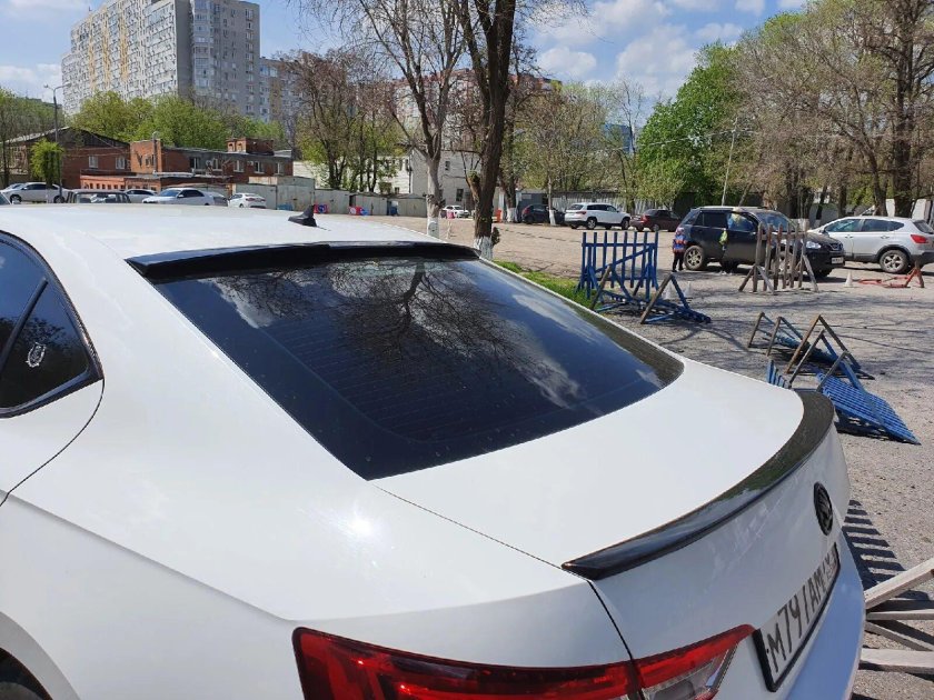 Спойлер на заднее стекло на Skoda Superb