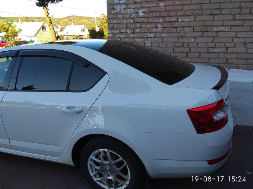 Шкода Октавия а7 с черным спойлером