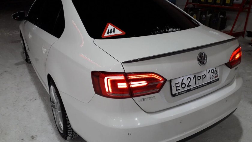 Фольксваген Джетта 6 белая с черной крышей