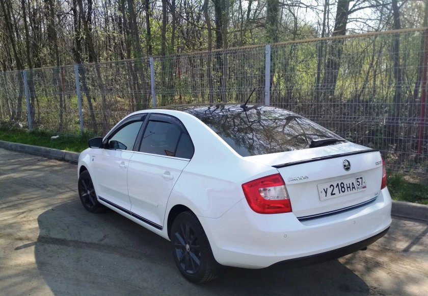 Шкода Рапид белая с черной крышей