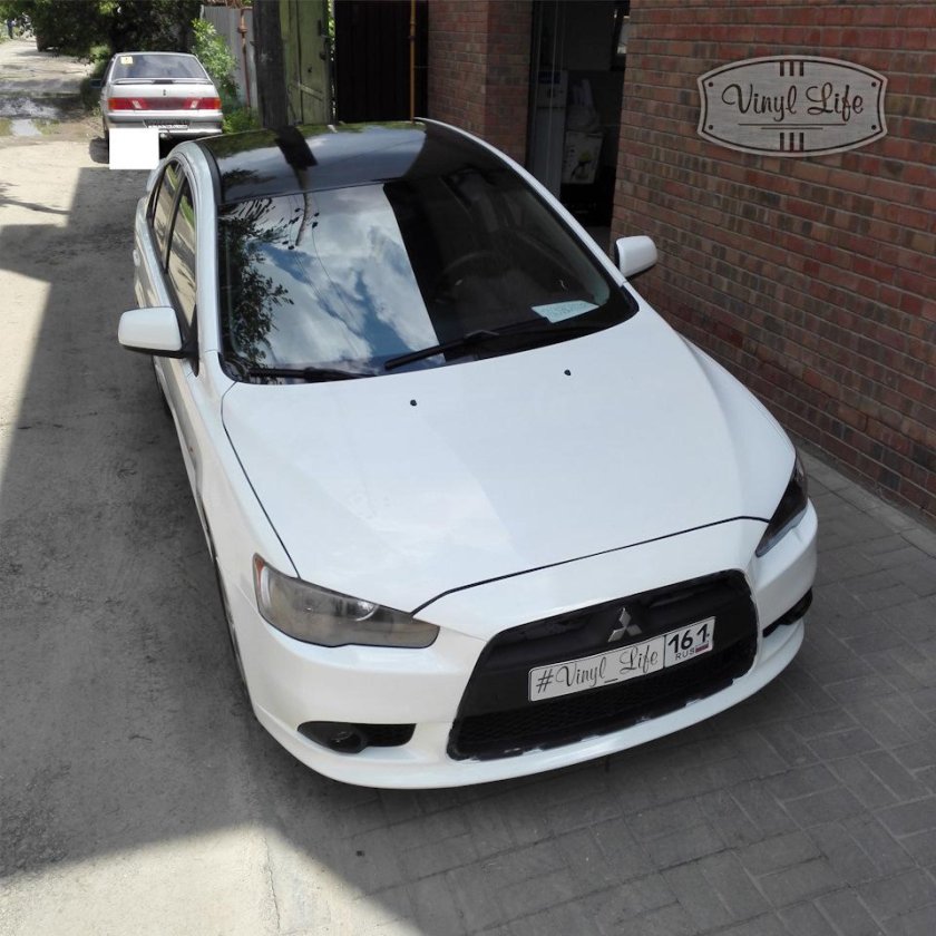 Лансер 10 белый с черной крышей