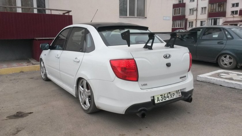 Лада Гранта седан черная крыша