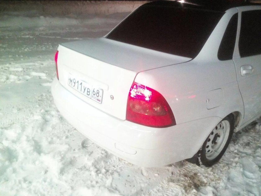 Белая Приора седан лип спойлер