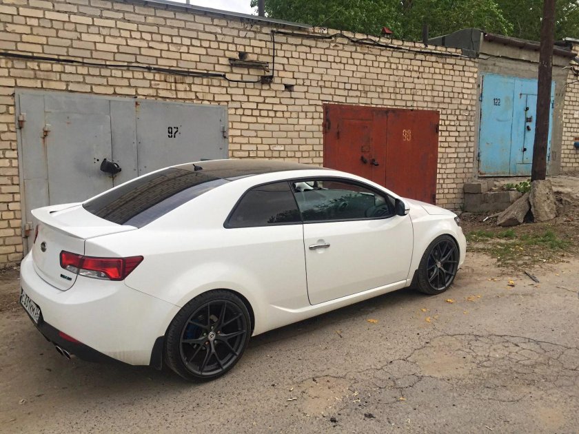 Черный Kia Cerato Koup r18