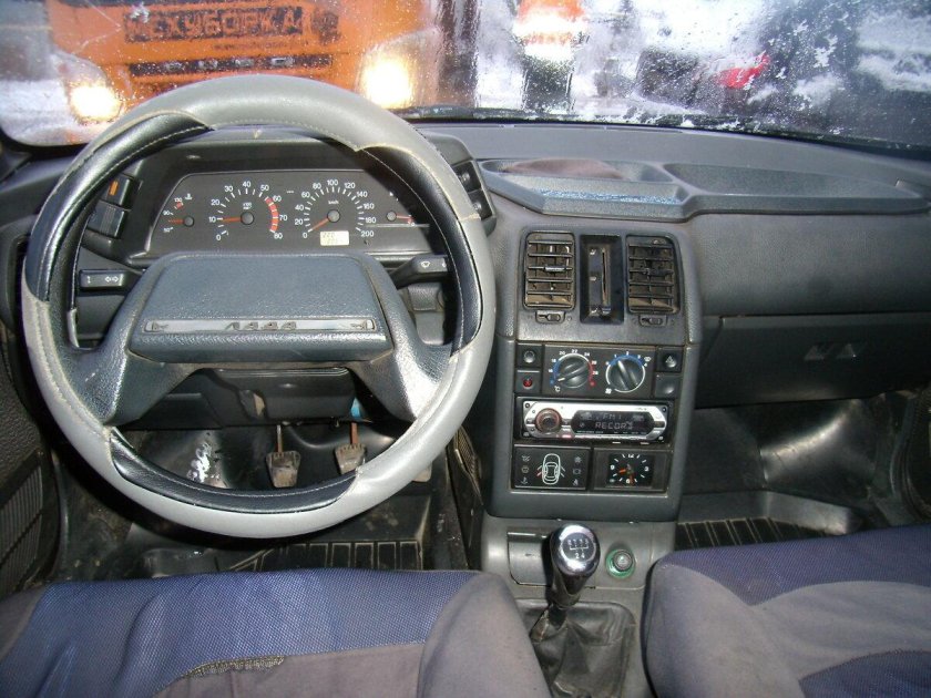 ВАЗ 2110 2003 года салон