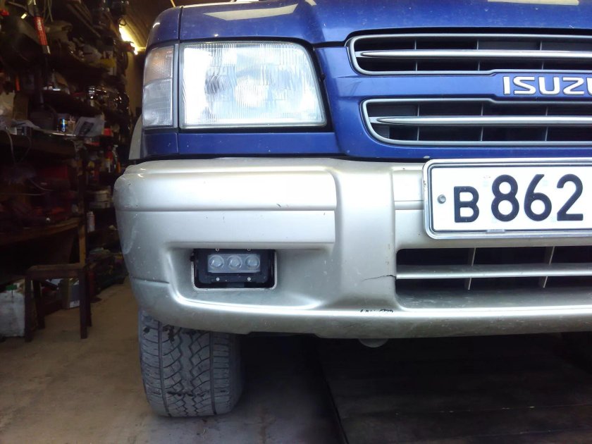Накладка туманок Исузу Бигхорн