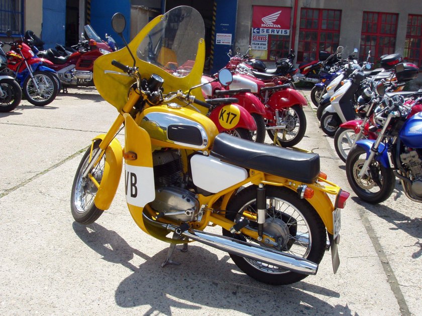 Ява 638 желтого цвета