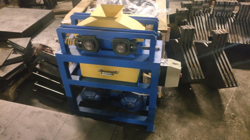 Дробилка валковая лабораторная ДВГ 200х125