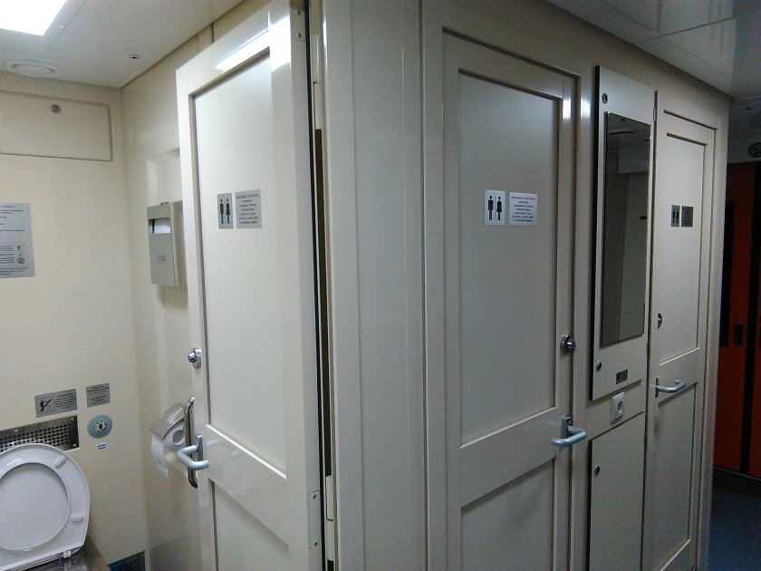 Купе у туалета в двухэтажном поезде