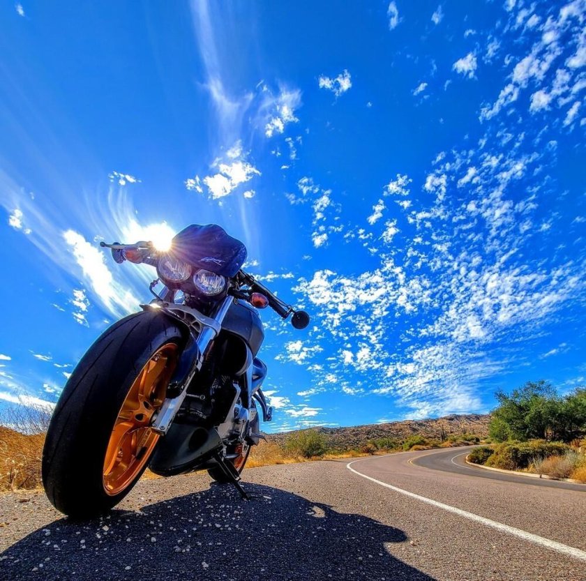 Пейзаж с мотоциклом