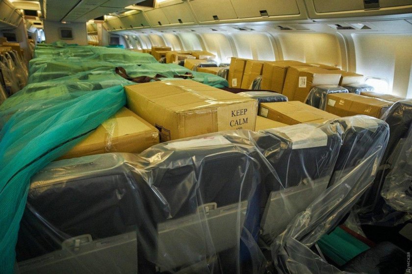 Самолет с грузом