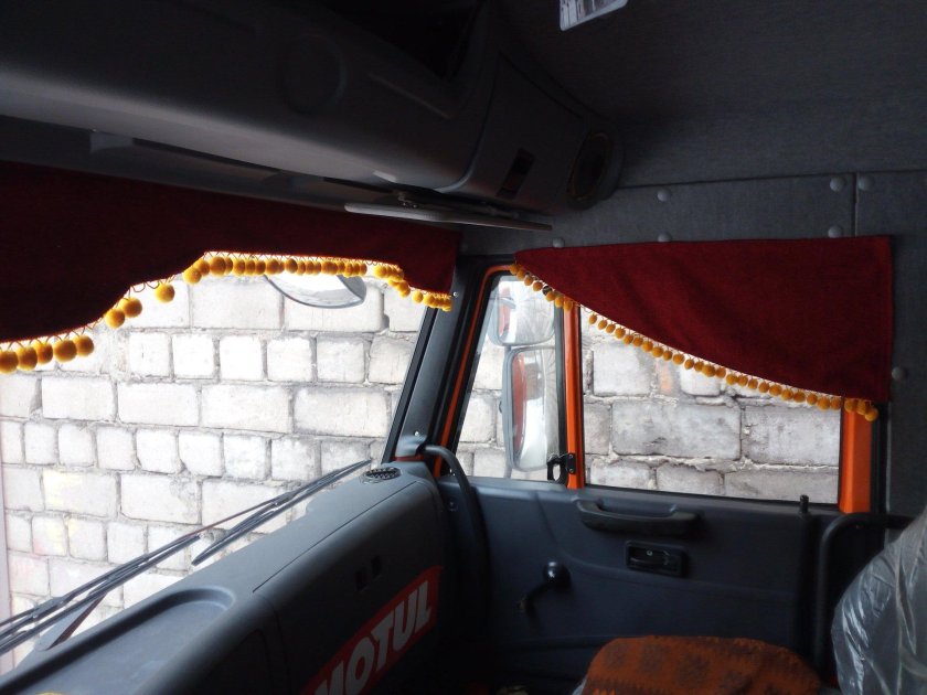 Шторки на КАМАЗ 6520