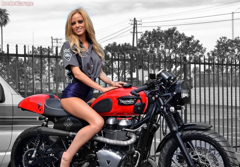 Девушка на мотоцикле Триумф