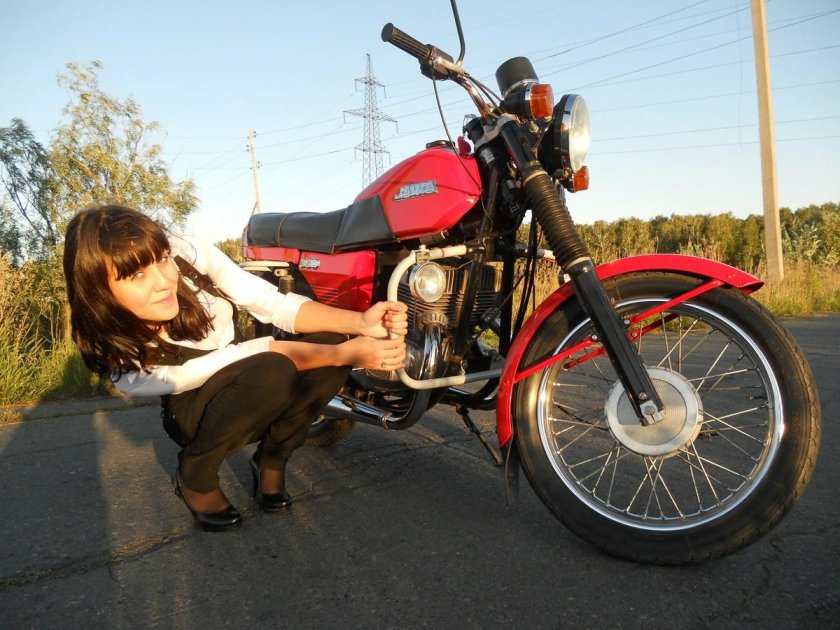 Мотоцикл Ява 638 350 и девушка