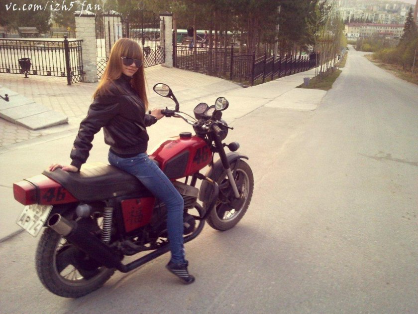 ИЖ Юпитер 5 и девушки