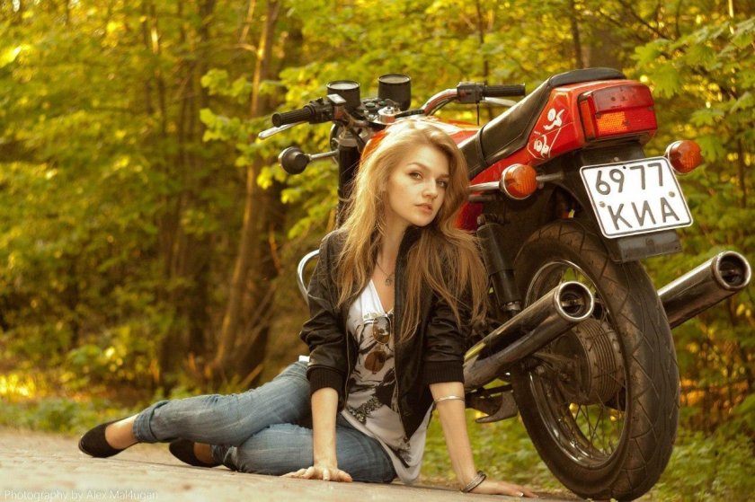 Мотоцикл Ява 638 350 и девушка