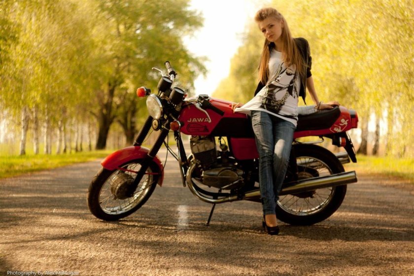 Мотоцикл Ява 638 350 и девушка