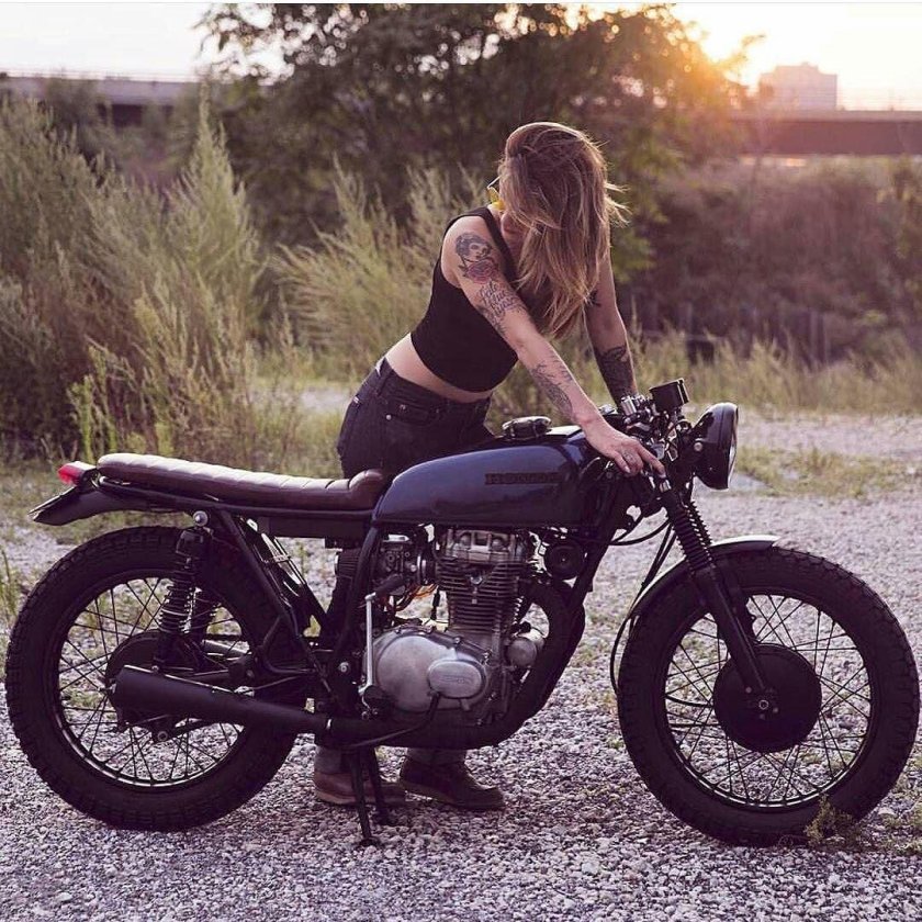 Девушка на кафе рейсер