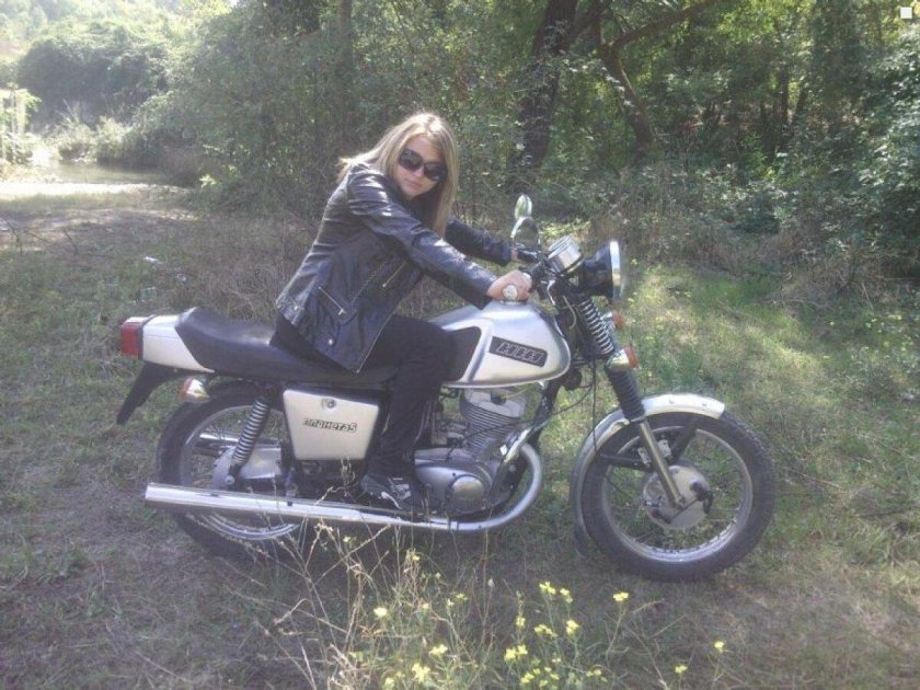 ИЖ Юпитер 5 и девушки