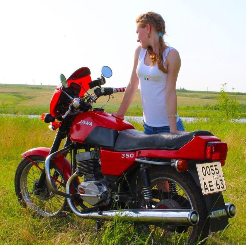 Мотоцикл Ява 634 350 и девушка