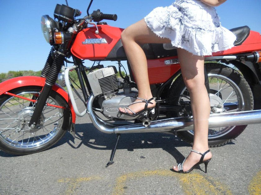 Мотоцикл Ява 638 350 и девушка