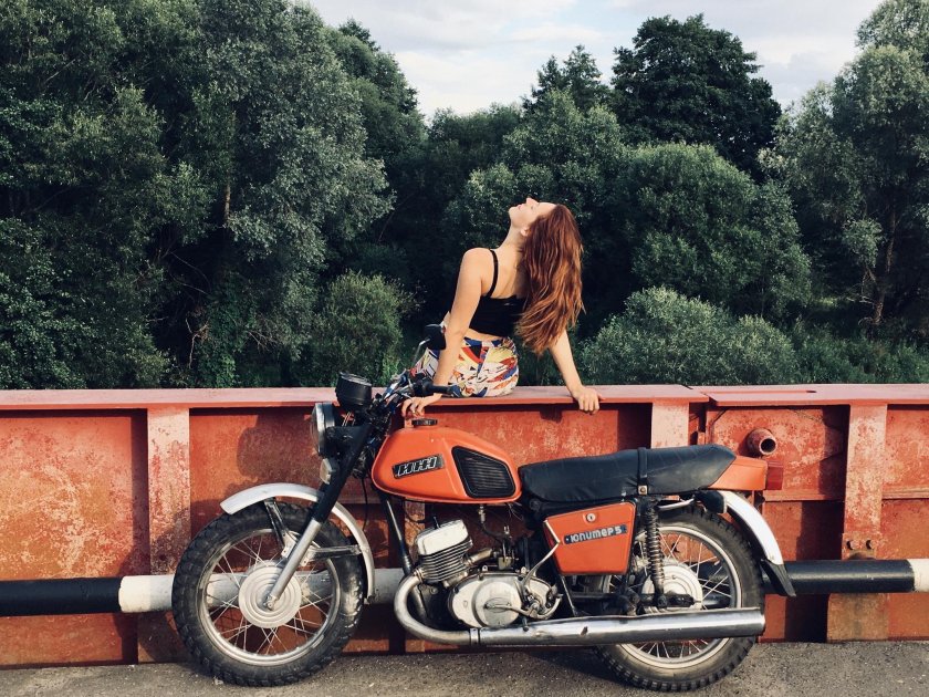 ИЖ Юпитер 5 и девушки