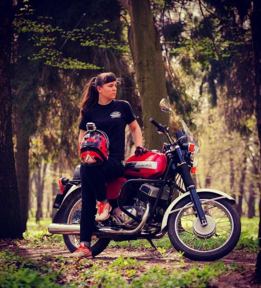 Мотоцикл Ява 634 350 и девушка