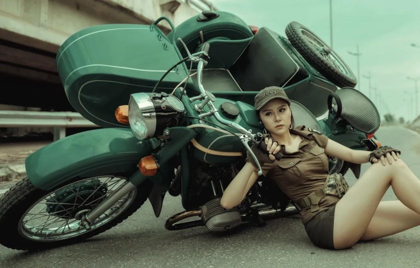 Девушка на мотоцикле