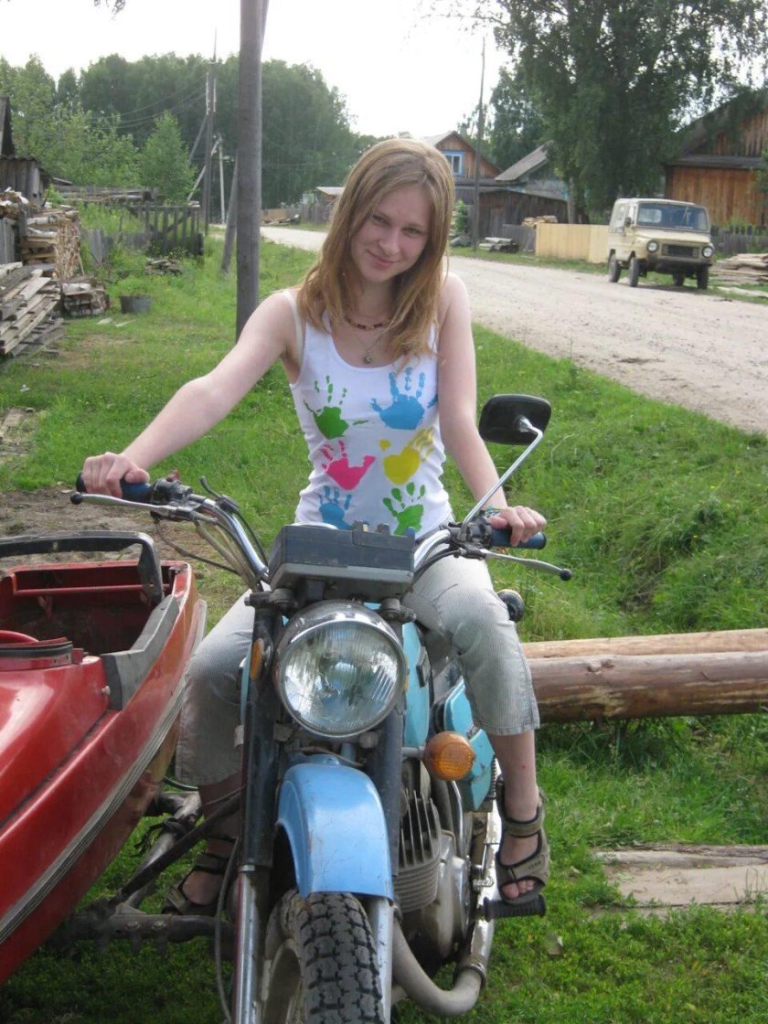 Мотоцикл в деревне