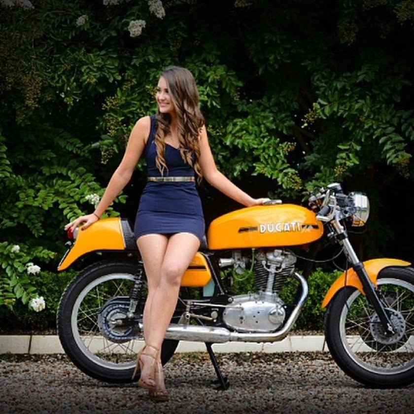 Девушка на мотоцикле Минск