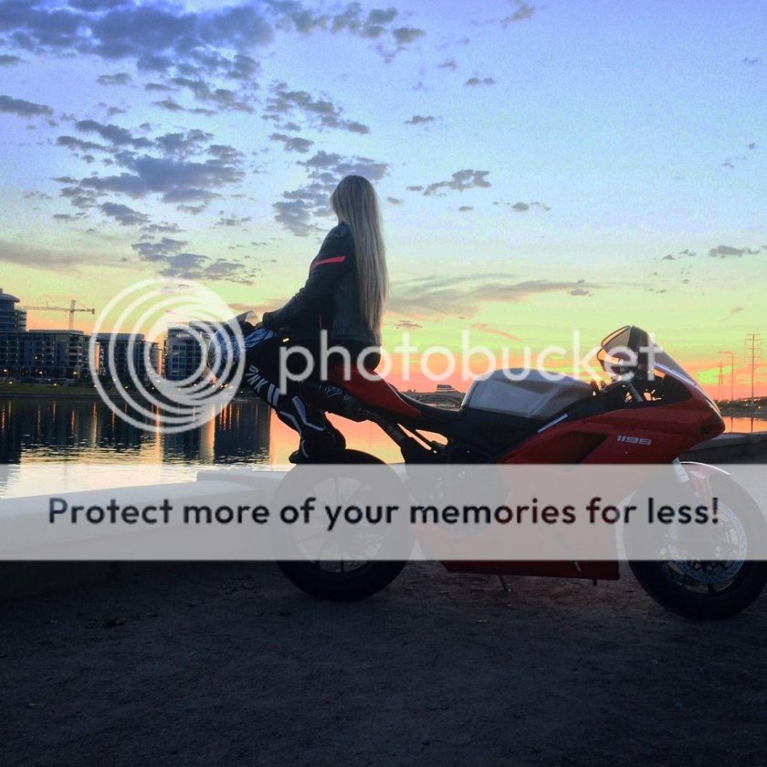 Блондинка на мотоцикле