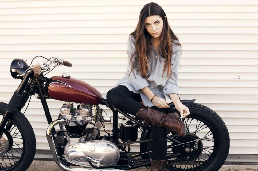 Девушка на мотоцикле