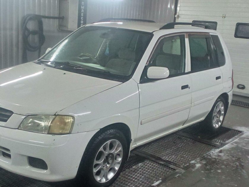 Мазда демио 2000 года