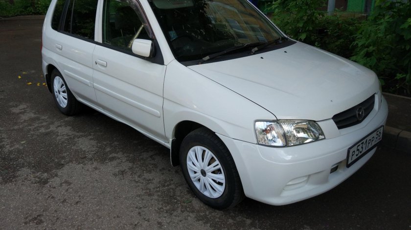 Мазда Демио 2002 белая