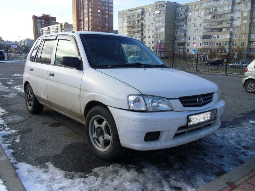 Mazda Demio 2000