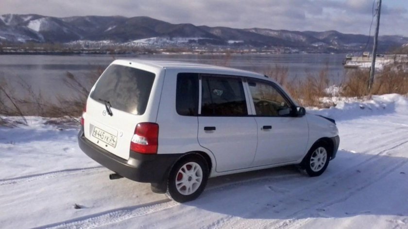 Мазда Демио 2001 белая