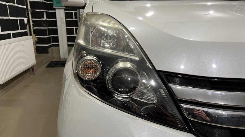 Тойота Авенсис замена ксеноновых линз переходные рамки