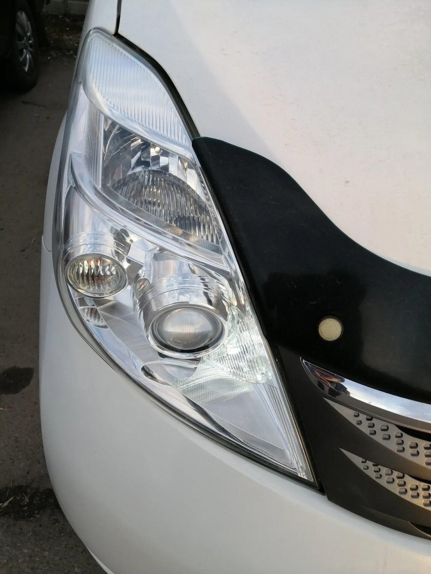 Тюнинг фар Тойота Исис