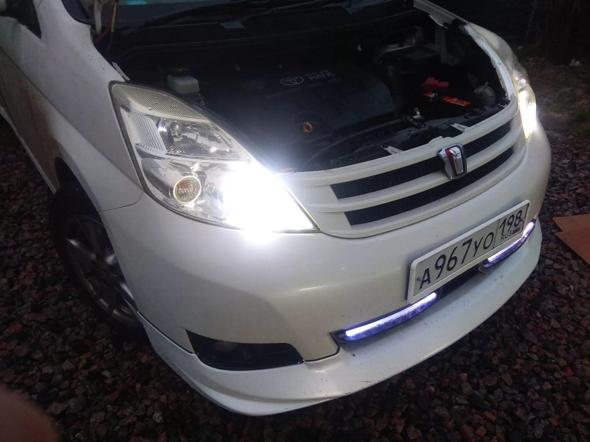 Тойота Исис лампа ближнего света