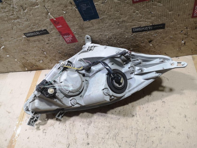 Isis Toyota фары